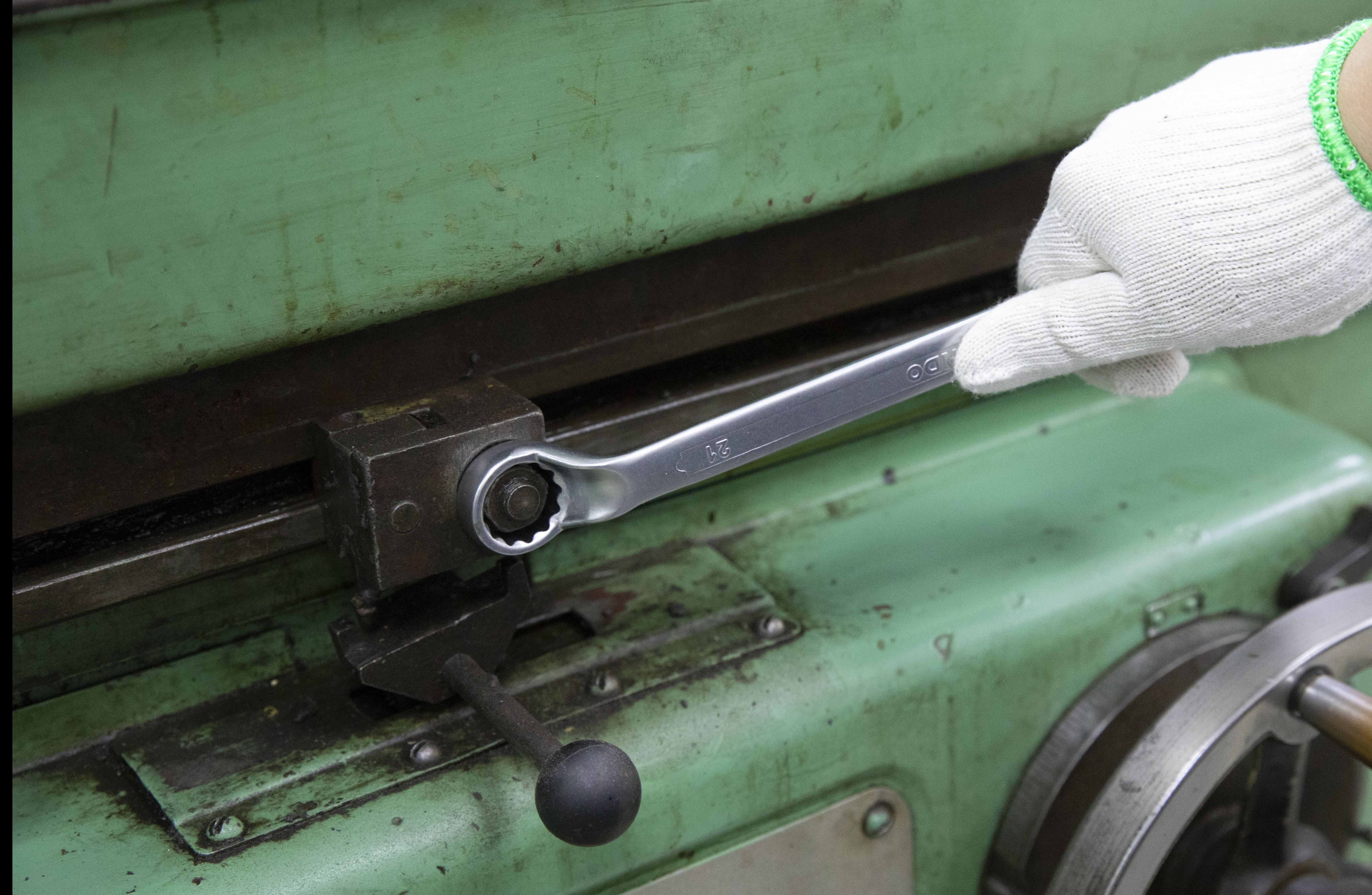 조합 스패너를 사용하는 단계는 무엇입니까? 